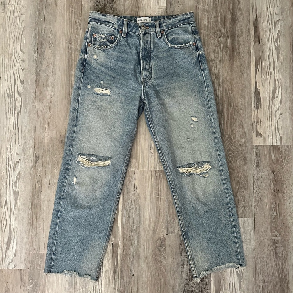 Zara never worn mid-rise baggy light wash distressed jeans